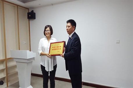 為正睿咨詢頒發(fā)轉(zhuǎn)型升級(jí)航母、業(yè)績(jī)倍增專家的牌匾