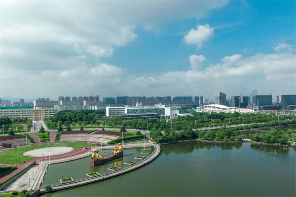 南昌戰(zhàn)略咨詢公司如何為企業(yè)定制長遠(yuǎn)發(fā)展規(guī)劃？